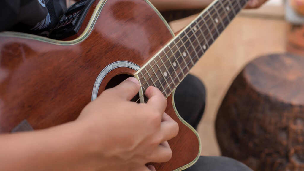 การเกาสายกีต้าร์